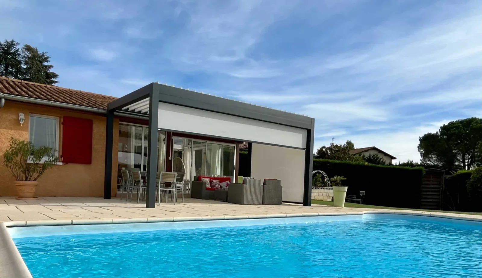 Pergola bioclimatique : pourquoi les terrasses de l'Ouest lyonnais s'y mettent