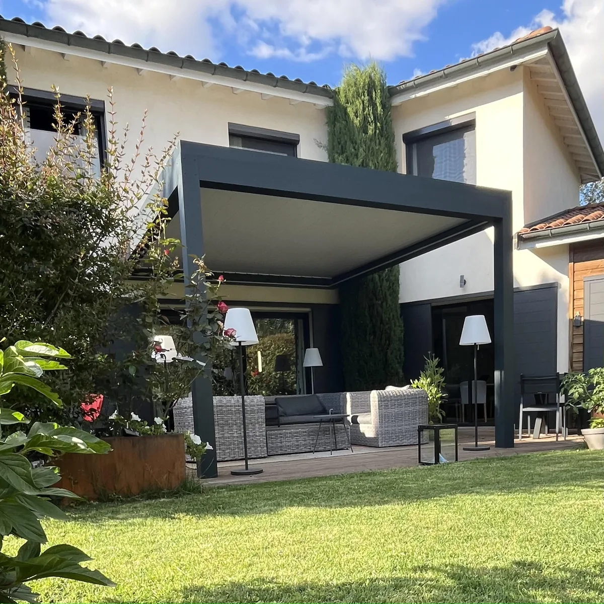 Pergola bioclimatique adossée installée sur une terrasse à Chaponost, dans l'Ouest lyonnais